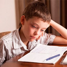 Niño haciendo tarea escolar