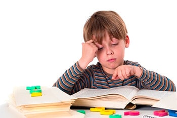Niño con problemas oculomotores y de aprendizaje