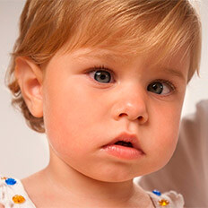 Niño pequeño con ojos azules